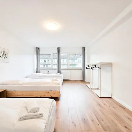 Raj Living - With 5 - 15 Min Messe Dus & 10 Min Old Town Dus *