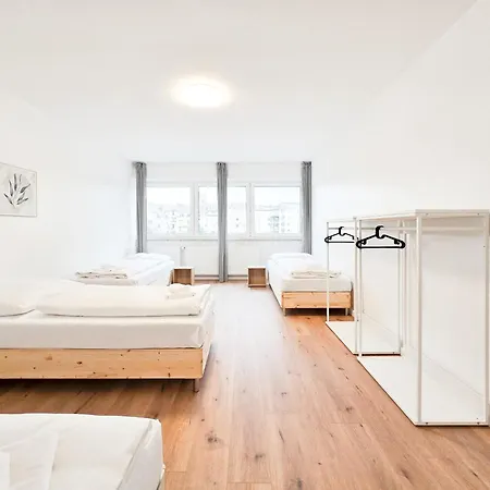 Tolstov - With 5 - 15 Min Messe Dus & 10 Min Old Town Dus Düsseldorf