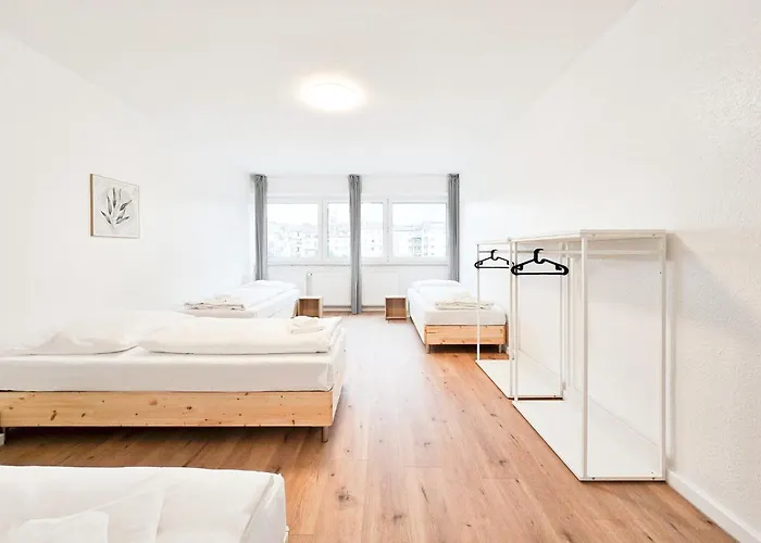 Tolstov - With 5 - 15 Min Messe Dus & 10 Min Old Town Dus Düsseldorf