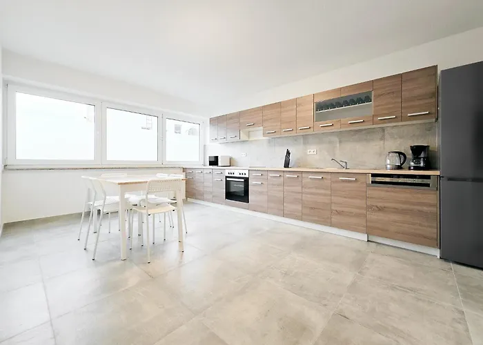 Tolstov - With 5 - 15 Min Messe Dus & 10 Min Old Town Dus