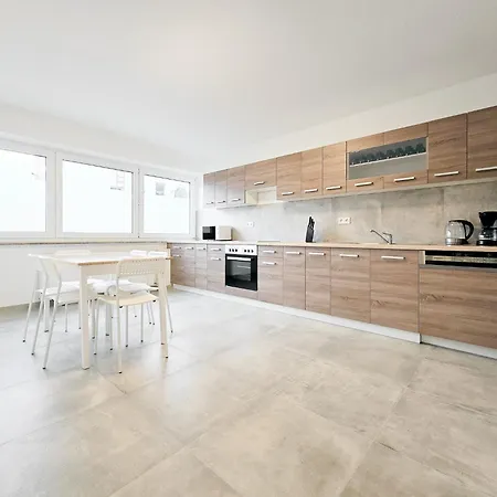 Tolstov - With 5 - 15 Min Messe Dus & 10 Min Old Town Dus